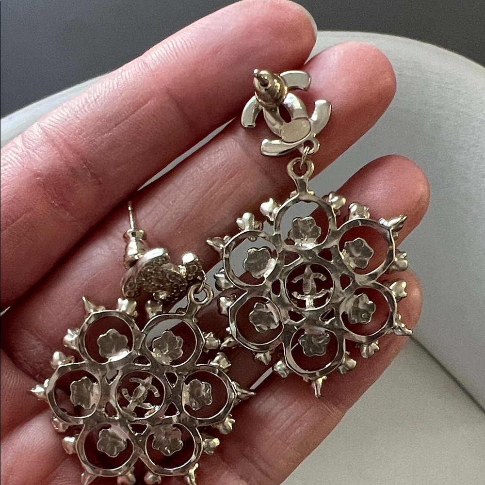 CHANEL Silver and Pearl Floral Earrings - Picture 6 of 10